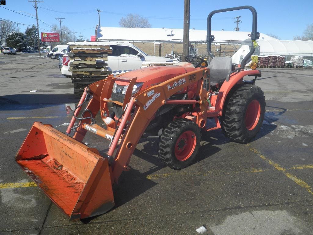 Kubota L3301 Equipment Image0