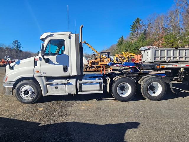 Image of Freightliner Cascadia equipment image 2