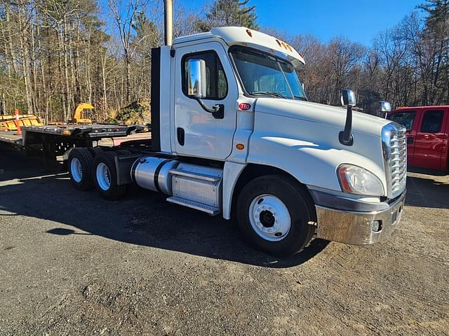 Image of Freightliner Cascadia equipment image 1