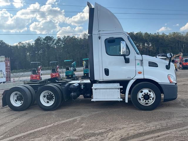 Image of Freightliner Cascadia equipment image 3