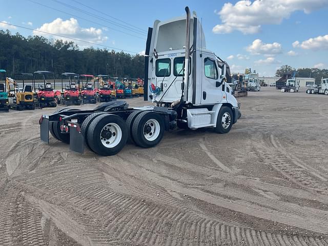 Image of Freightliner Cascadia equipment image 4