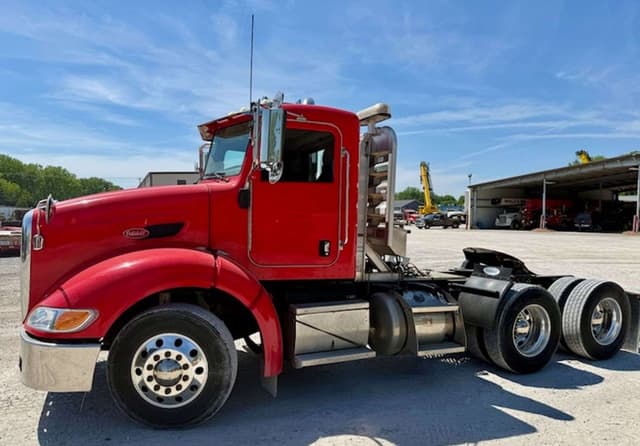 Image of Peterbilt 384 equipment image 1
