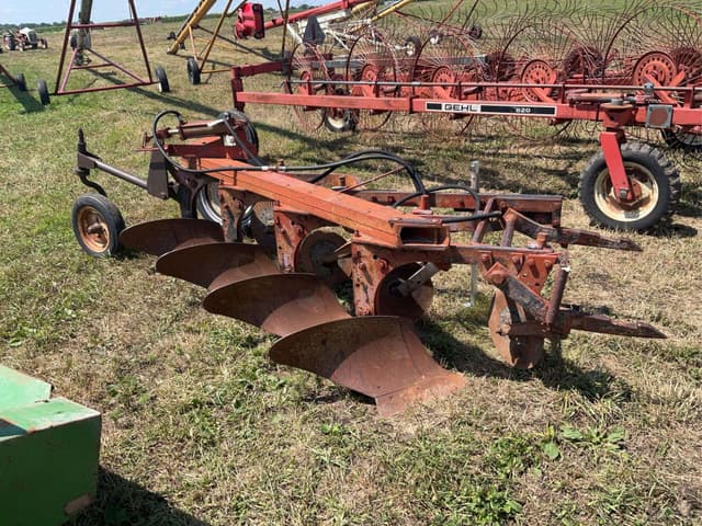 Image of International Harvester 412 equipment image 1