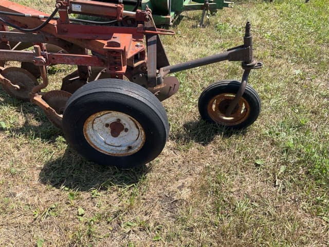 Image of International Harvester 412 equipment image 4