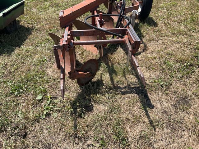 Image of International Harvester 412 equipment image 2