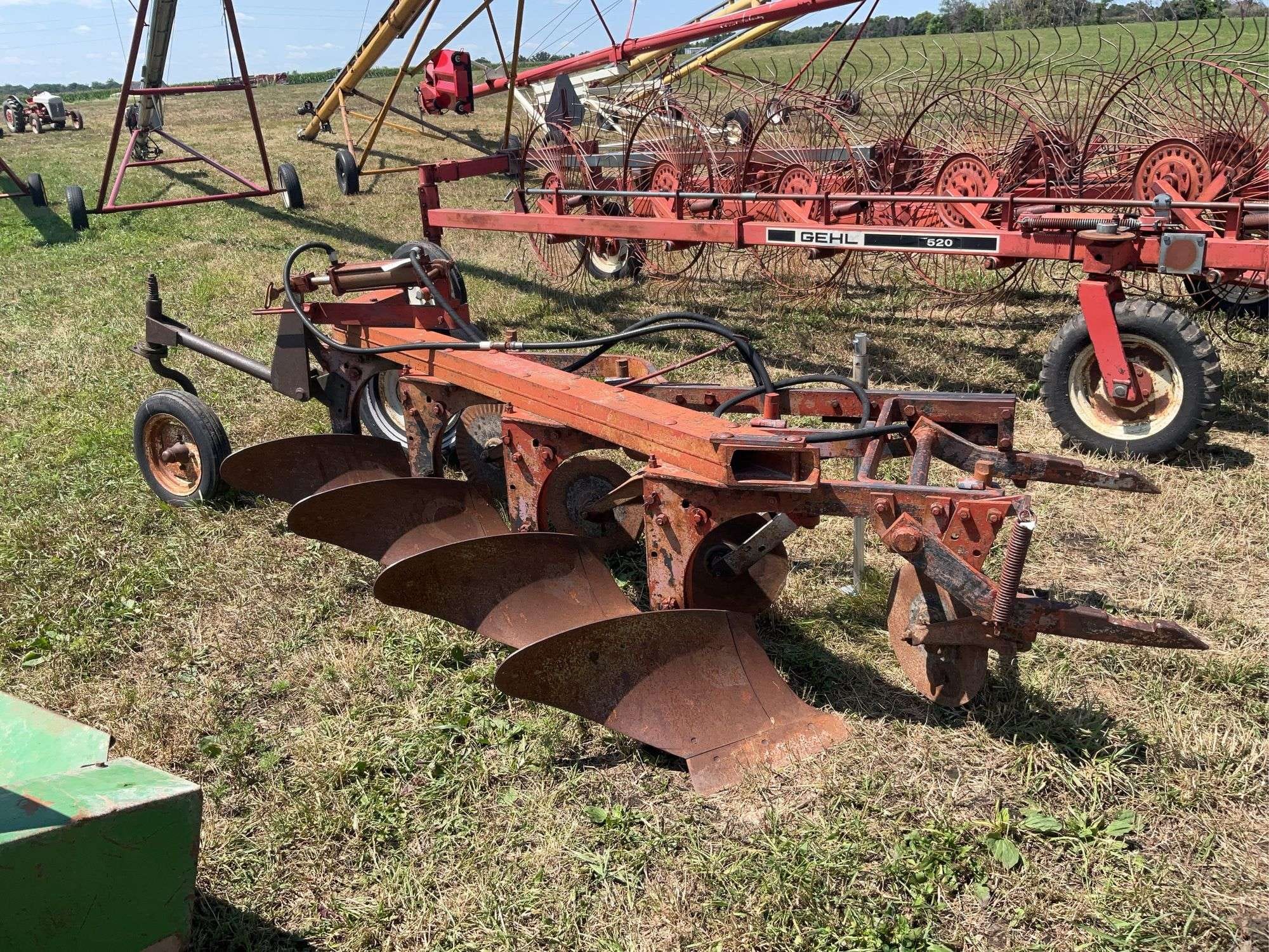 International Harvester 412 Equipment Image0