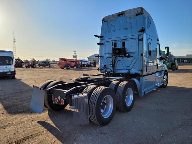 Image of Freightliner Cascadia 125 equipment image 2