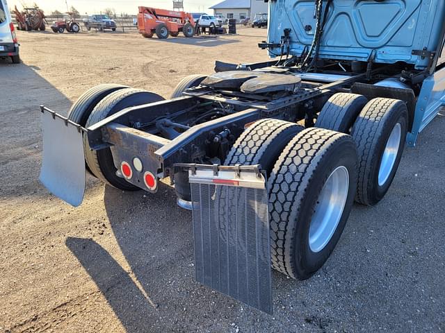 Image of Freightliner Cascadia 125 equipment image 3