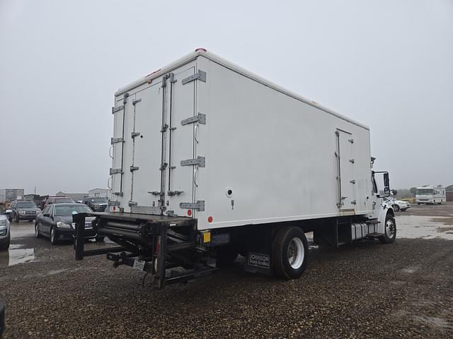 Image of Freightliner M2 106 equipment image 2