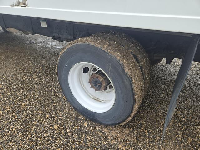 Image of Freightliner M2 106 equipment image 4