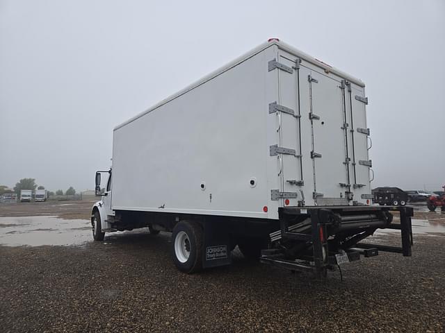 Image of Freightliner M2 106 equipment image 3