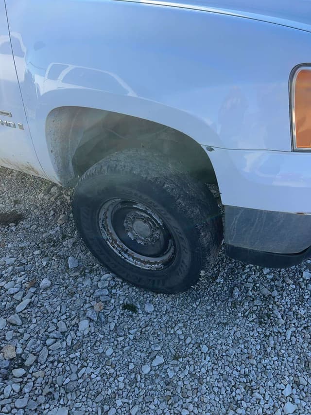 Image of GMC 2500HD equipment image 3