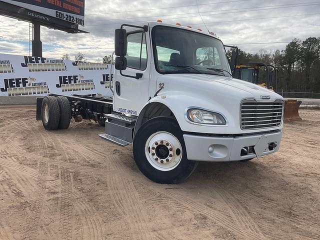 Image of Freightliner M2 equipment image 2