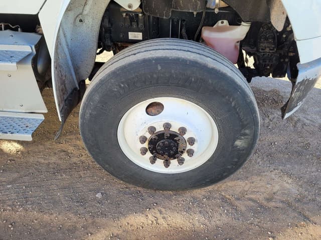 Image of Freightliner M2 106 equipment image 2