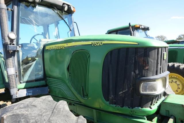 Image of John Deere 7520 equipment image 4