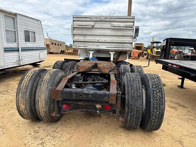 Image of International Navistar 8100 equipment image 4