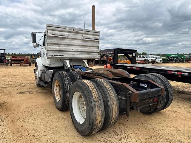 Image of International Navistar 8100 equipment image 2