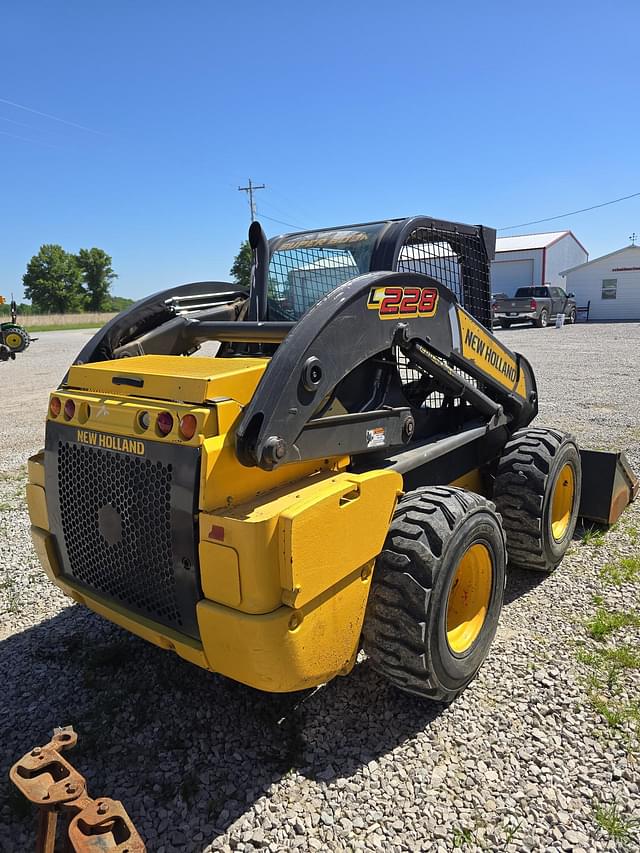 Image of New Holland L228 equipment image 3