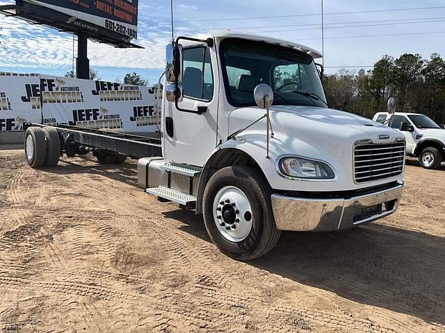 Image of Freightliner M2 equipment image 2