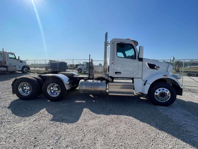 Image of Peterbilt 567 equipment image 3