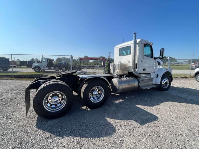 Image of Peterbilt 567 equipment image 2