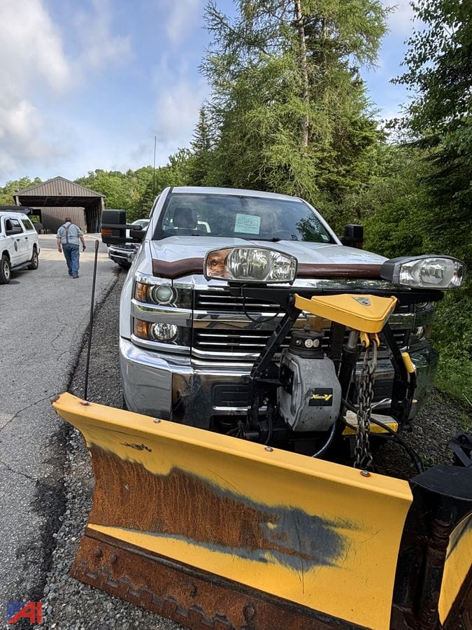 2017 Chevrolet 3500HD Equipment Image0