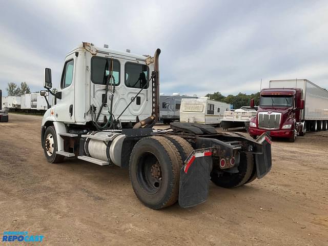 Image of Freightliner Cascadia equipment image 3