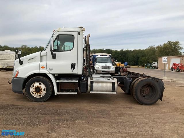 Image of Freightliner Cascadia equipment image 2