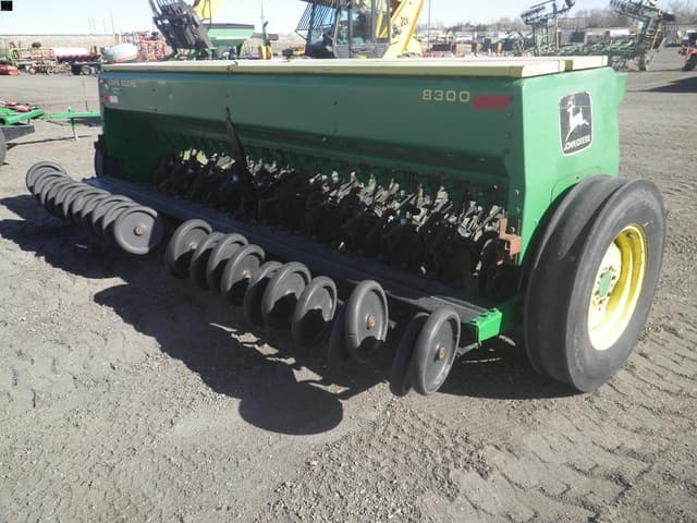 Image of John Deere 8300 equipment image 3