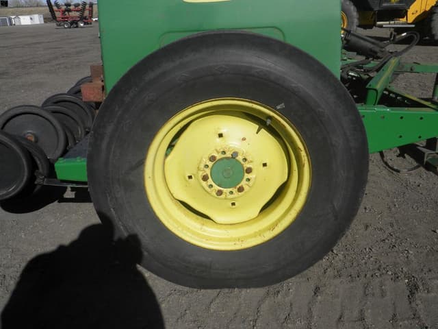 Image of John Deere 8300 equipment image 4