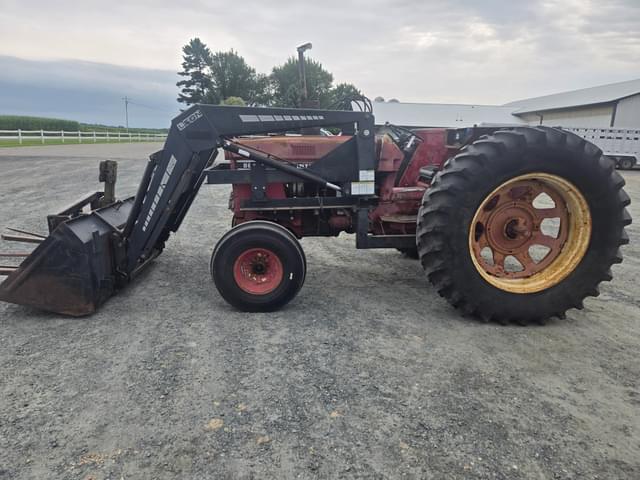 Image of International Harvester 884 equipment image 1