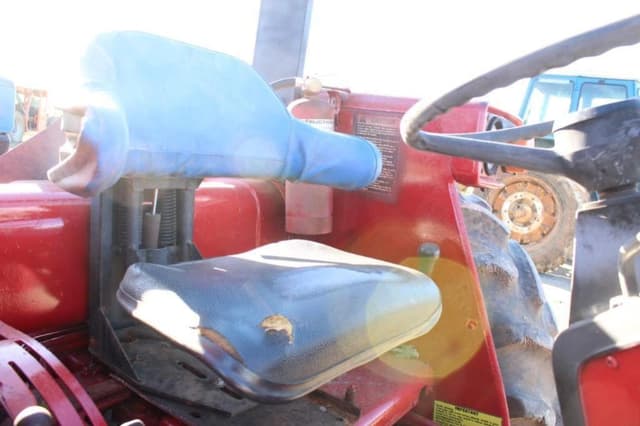 Image of International Harvester 884 equipment image 2