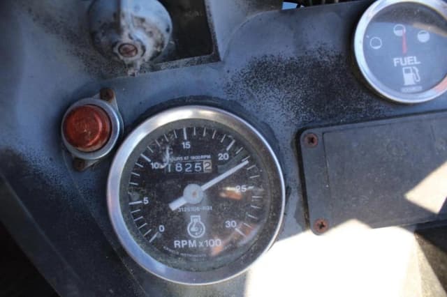 Image of International Harvester 884 equipment image 1