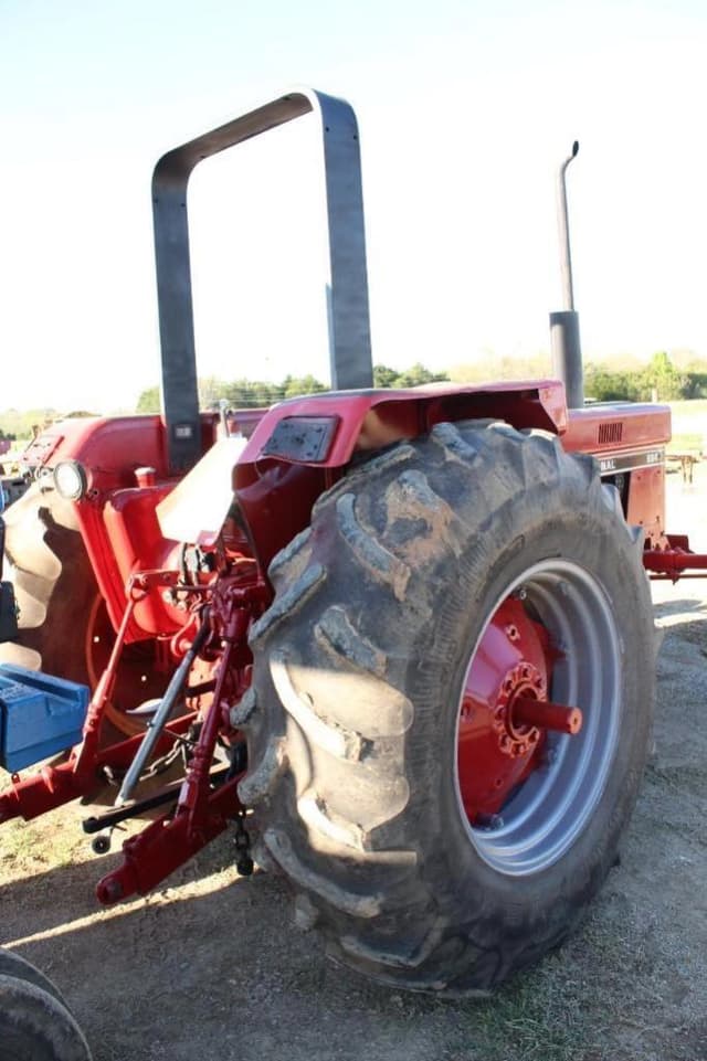 Image of International Harvester 884 equipment image 3
