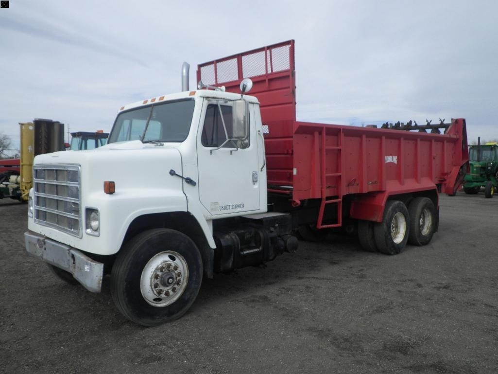 1980 International 2275 Equipment Image0