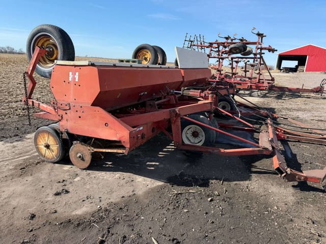 Image of International Harvester 620 equipment image 2