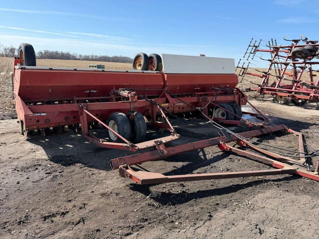 Image of International Harvester 620 equipment image 1