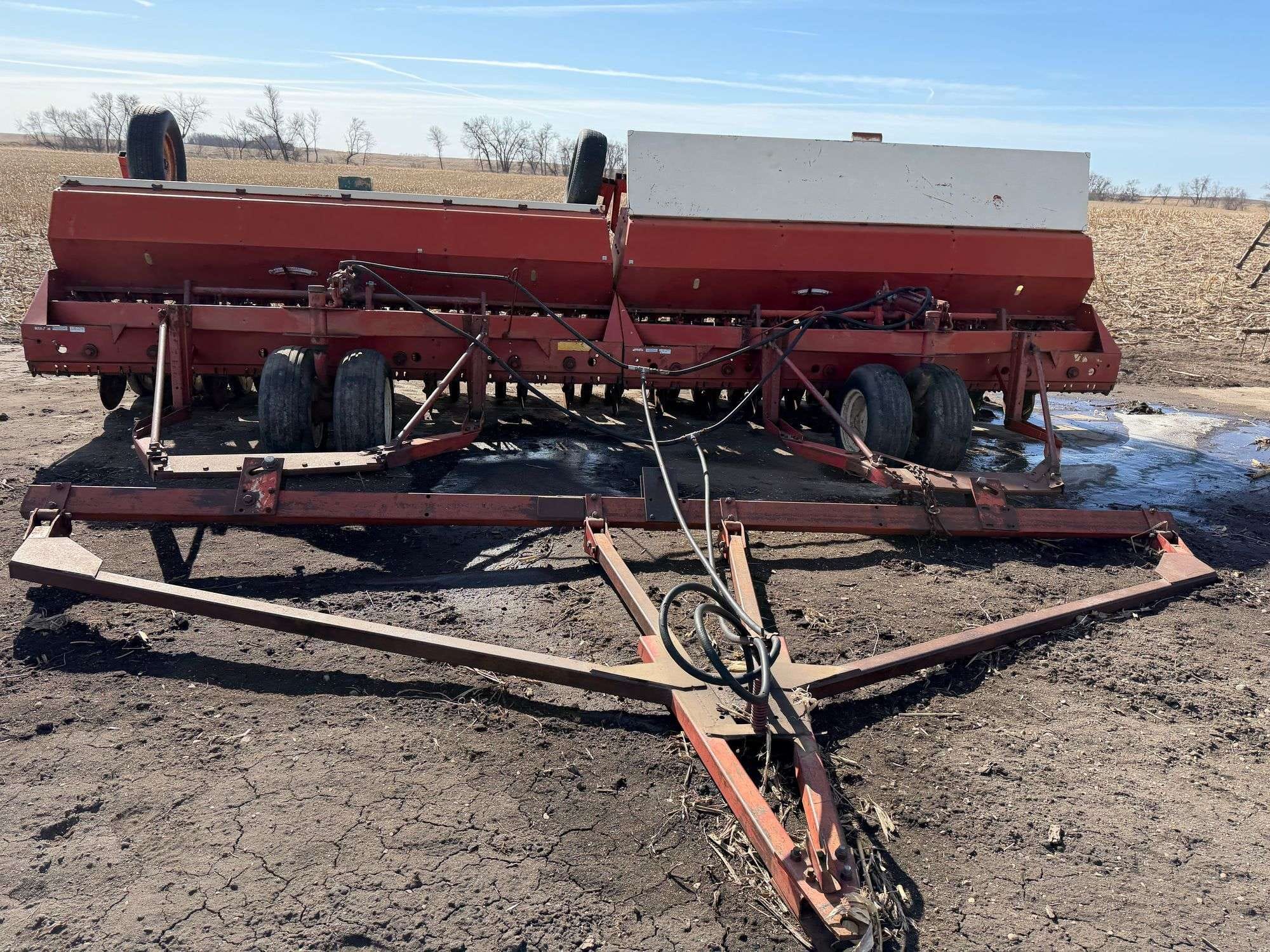 International Harvester 620 Equipment Image0