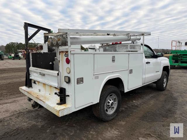 Image of Chevrolet 2500HD equipment image 3