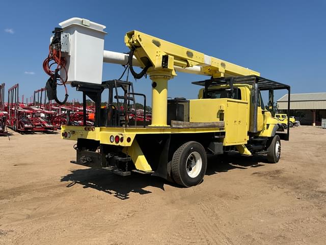 Image of International 7300 equipment image 4
