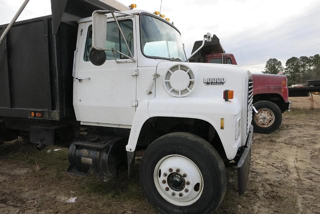 Image of Ford L8000 equipment image 3