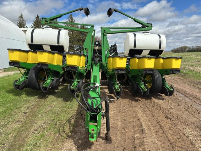 Image of John Deere 1760 equipment image 1