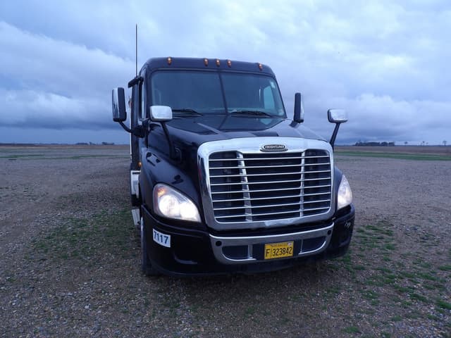 Image of Freightliner Cascadia equipment image 3