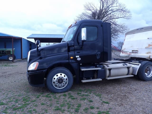 Image of Freightliner Cascadia equipment image 2