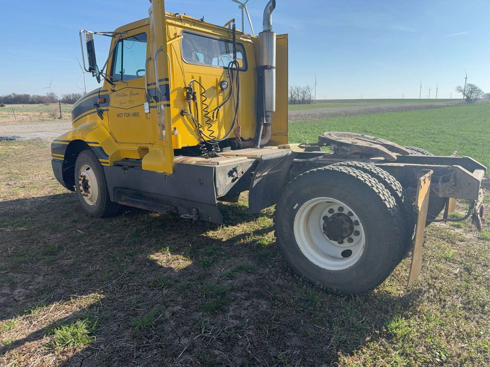 1995 International 8200 Equipment Image0