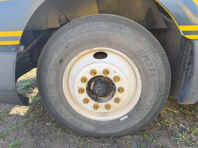 Image of International 8200 equipment image 3