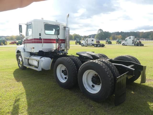 Image of Freightliner Columbia equipment image 3