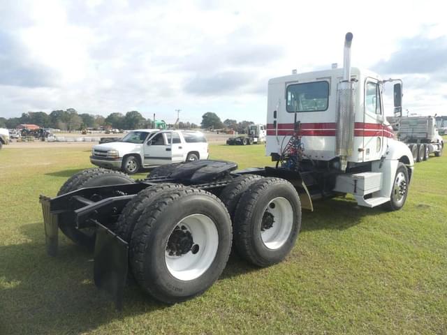 Image of Freightliner Columbia equipment image 2