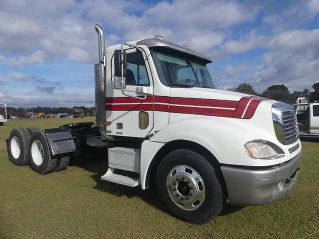 Image of Freightliner Columbia equipment image 1