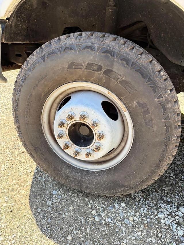 Image of Ford F-450 equipment image 4